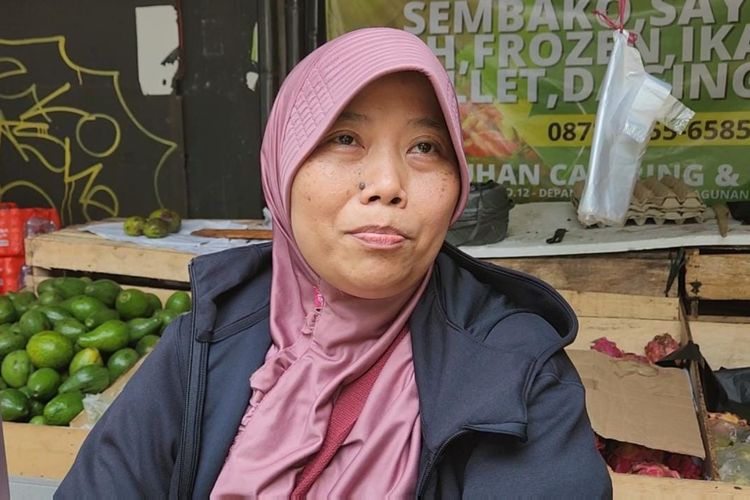 Pemilik warung ayam penyet yang terbakar di bilangan Pasar Minggu, Jakarta Selatan, Tia (48), saat ditemui pada Jumat (28/4/2023). 