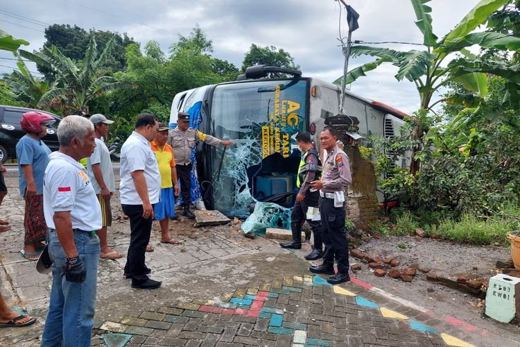 Bus antar kota dalam provinsi PO.Bagong mengalami kecelakaan di Desa Muneng, Kecamatan Purwoasri, Kabupaten Kediri, Jawa Timur, Kamis (26/1/2023).