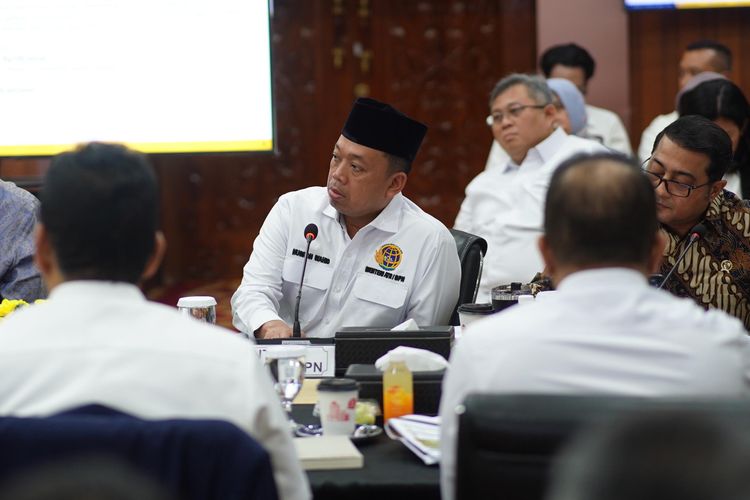 Menteri ATR/Kepala BPN Nusron Wahid dalam Rapat Koordinasi Pembahasan Finalisasi Paket Ekonomi dan Penyerapan Tenaga Kerja pada Senin (22/9/2025).