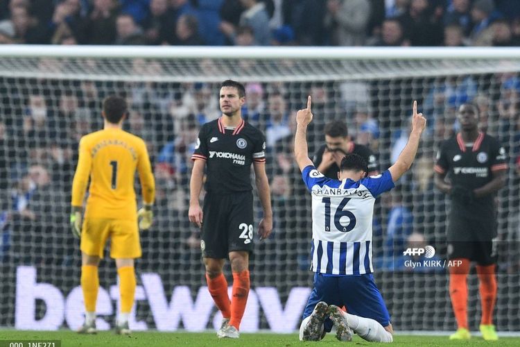 Penyerang sayap Brighton, Alireza Jahanbakhsh merayakan golnya ke gawang Chelsea pada laga Liga Inggris di Amex Stadium, Rabu (1/1/2020).