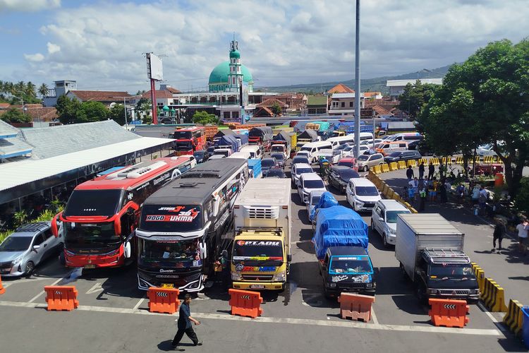 Kendaraan menumpuk di area dalam Pelabuhan Ketapang Banyuwangi. 