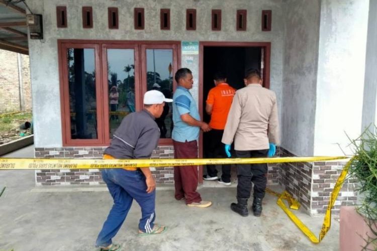 Anggota Personil Polsek Dolok Pardamean Polres Simalungun memasang police line di rumah NS di Nagori Siruberube Kecamatan Dolok Pardamean, Kabupaten Simalungun. |Dok: Polsek Pardamean. 