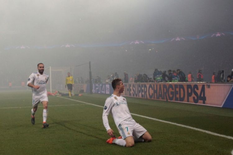 Megabintang Real Madrid, Cristiano Ronaldo (kanan), merayakan gol yang dia cetak ke gawang Paris Saint-Germain dalam laga leg kedua babak 16 besar Liga Champions di Stadion Parc des Princes, Paris, Prancis, pada 6 Maret 2018.