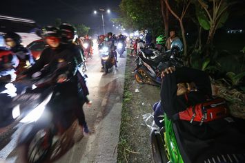 Arus Kendaraan Pemudik Motor Tersendat di Jalan Lingkar Tanjungpura Karawang