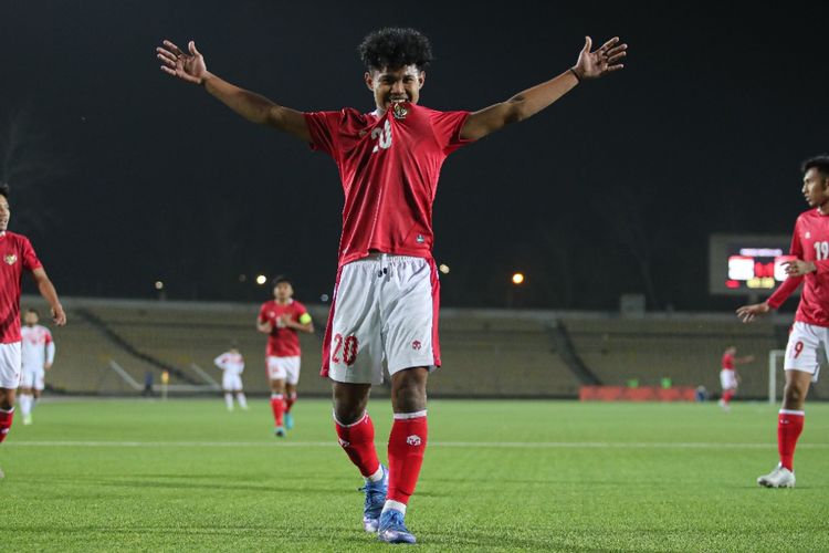 Striker timnas U23 Indonesia Bagus Kahfi merayakan gol yang dicetaknya ke gawang Tajikistan pada laga uji coba di Republican Central Stadium Dushanbe, Selasa (19/10/2021) malam WIB.