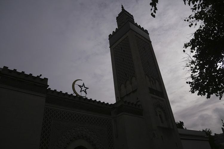 Foto file 29 Oktober 2020 ini menunjukkan sebuah masjid di Paris.