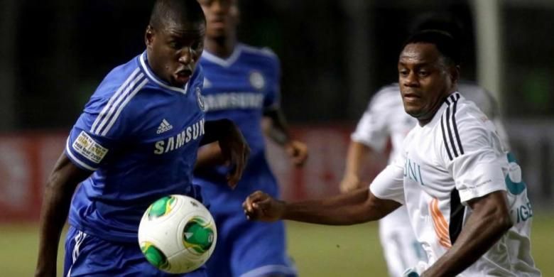 Pemain Chelsea, Demba Ba (kiri) beradu dengan pemain Indonesia All Stars, Victor Igbonefo, dalam laga persahabatan di Stadion Utama Gelora Bung Karno, Jakarta, 25 juli 2013. Chelsea menang 8-1.