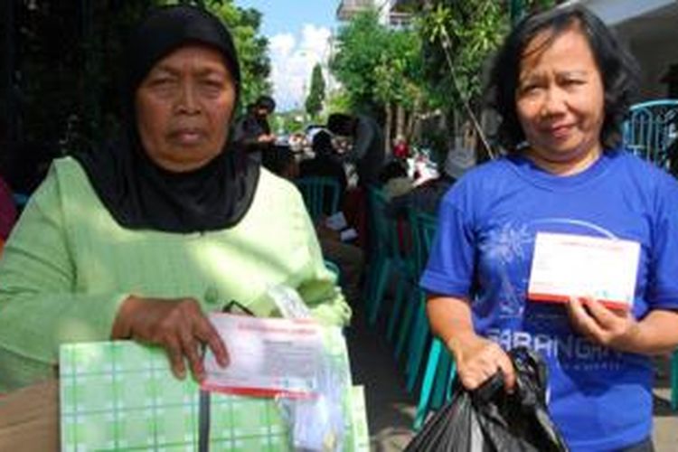 Anggota klinik asuransi sampah Siti Aminah (kiri) dan Rahayu.