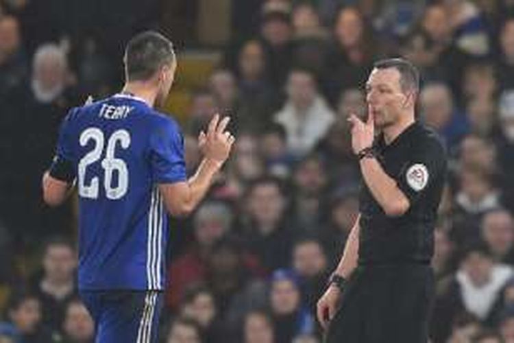 Kapten Chelsea, John Terry, mencoba berdiskuis dengan wasit Kevin Friend soal kartu merahnya pada laga Piala FA versus Peterborough, Minggu (8/1/2017).