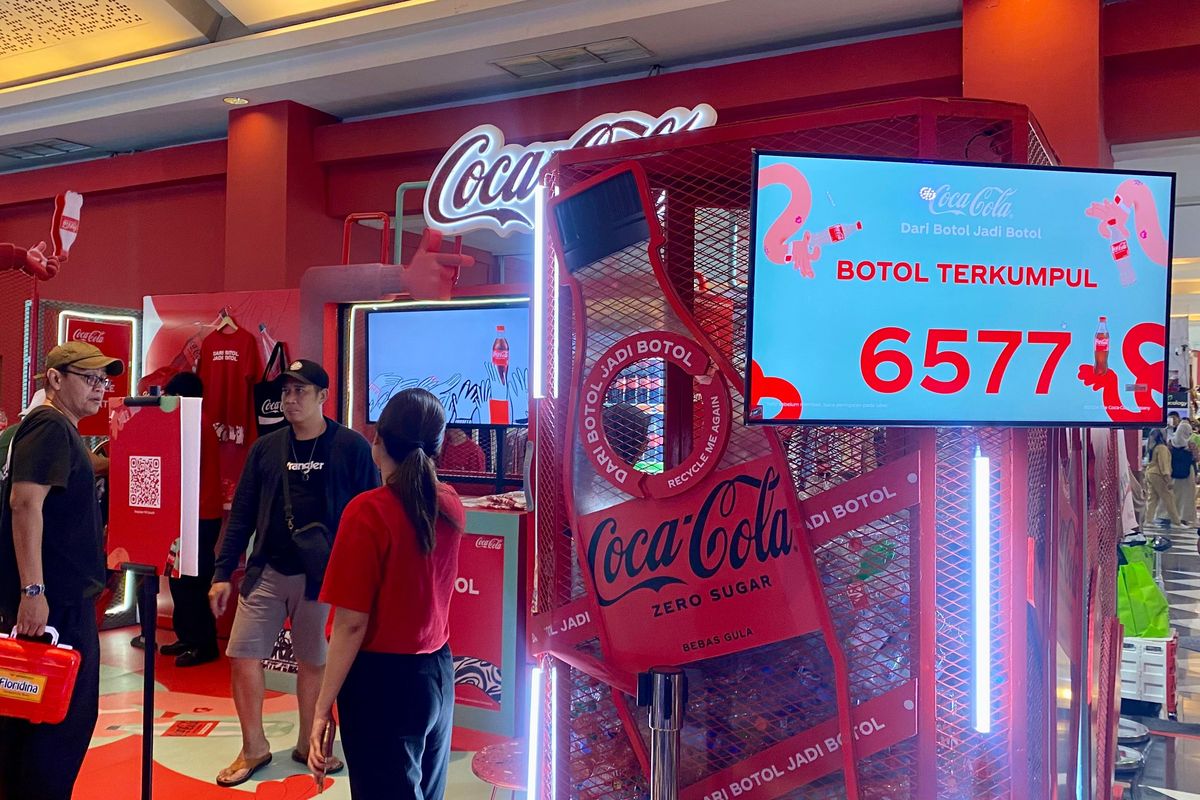 Coca-Cola Indonesia membuka gerai edukasi daur ulang bertajuk ?Dari Botol Jadi Botol? di Jakarta Fair Kemayoran (JFK) 2024, mulai 12 Juni hingga 15 Juli 2024.