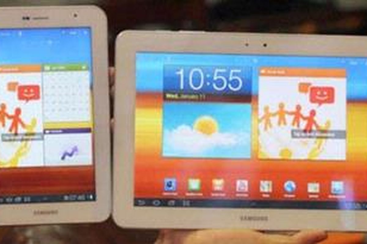 Samsung Galaxy Tab 7.0 Plus dan Galaxy Tab 10.1 versi warna putih. Sajian warna putih tidak hanya menyelimuti panel belakang tablet, namun juga menyelimuti bagian bezel depan yang mengelilingi layar.