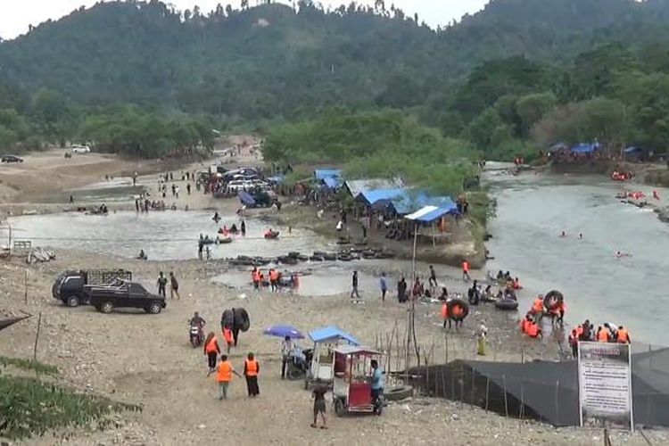 Ratusan orang memdati kawasan wisata sungai di Desa Blang Pante, Kecamatan Paya Bakong, Kabupaten Aceh Utara, Provinsi Aceh, Minggu (27/7/2025).