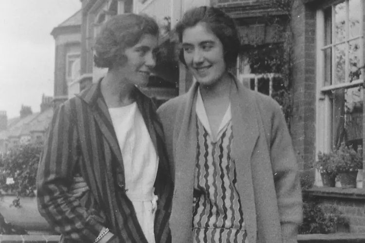 Edith (kanan) dan adiknya, Avis, lahir pada 1890-an di akhir era Victoria.