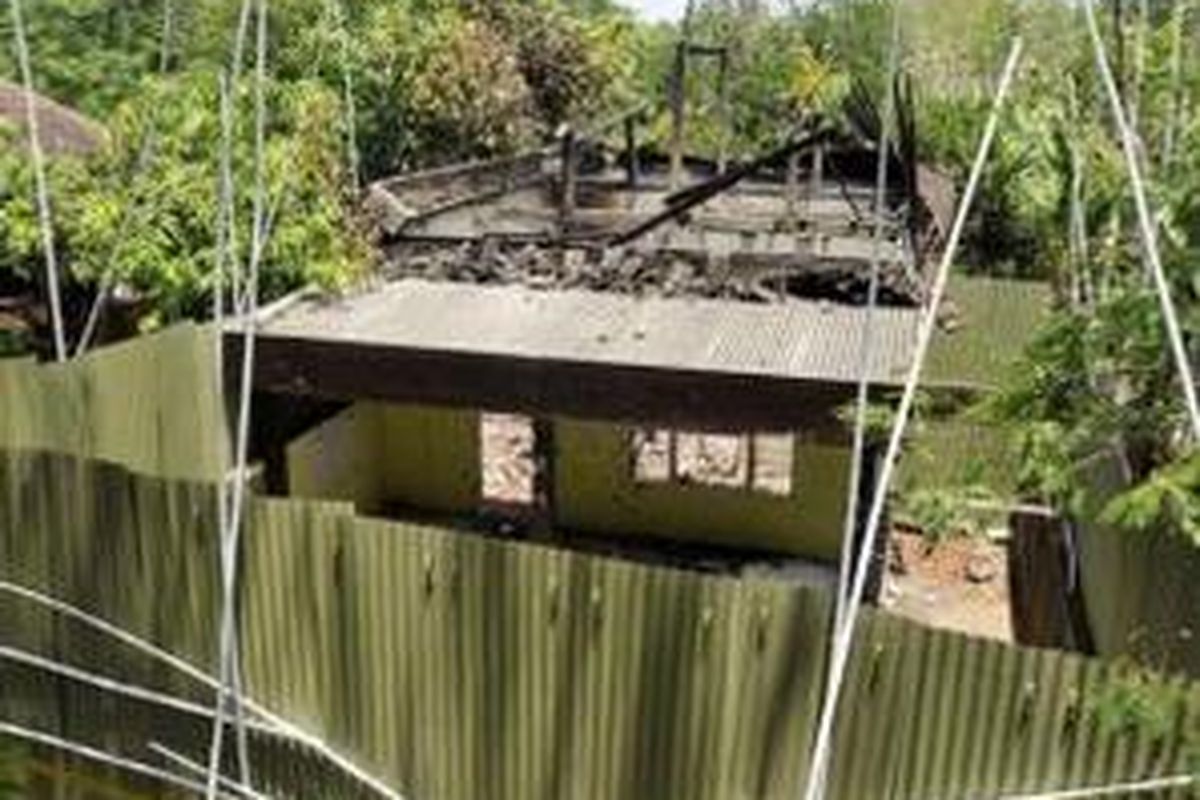 Rumah yang menjadi saksi bisu perburuan teroris oleh tim polisi antiteror di Kampung Kepuhsari, Kelurahan Mojosongo, Kecamatan Jebres, Solo, Jawa Tengah, Jumat (18/9). Dalam penggrebekan tersebut empat orang buronan teroris, salah satunya Noordin M Top tewas.