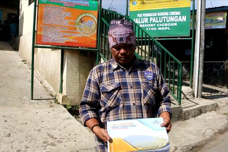 Endun Abdullah, Ketua Pengelola Pendakian Gunung Ciremai Jalur Palutungan, menyampaikan informasi penutupan jalur dan proses evakuasi pendaki, Kamis (8/8/2019)