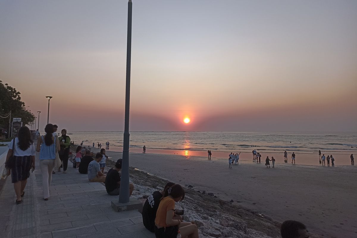 Pemandangan matahari terbenam atau sunset dilihat dari Discovery Mall Bali di Kuta, Bali, Minggu (29/10/2023).