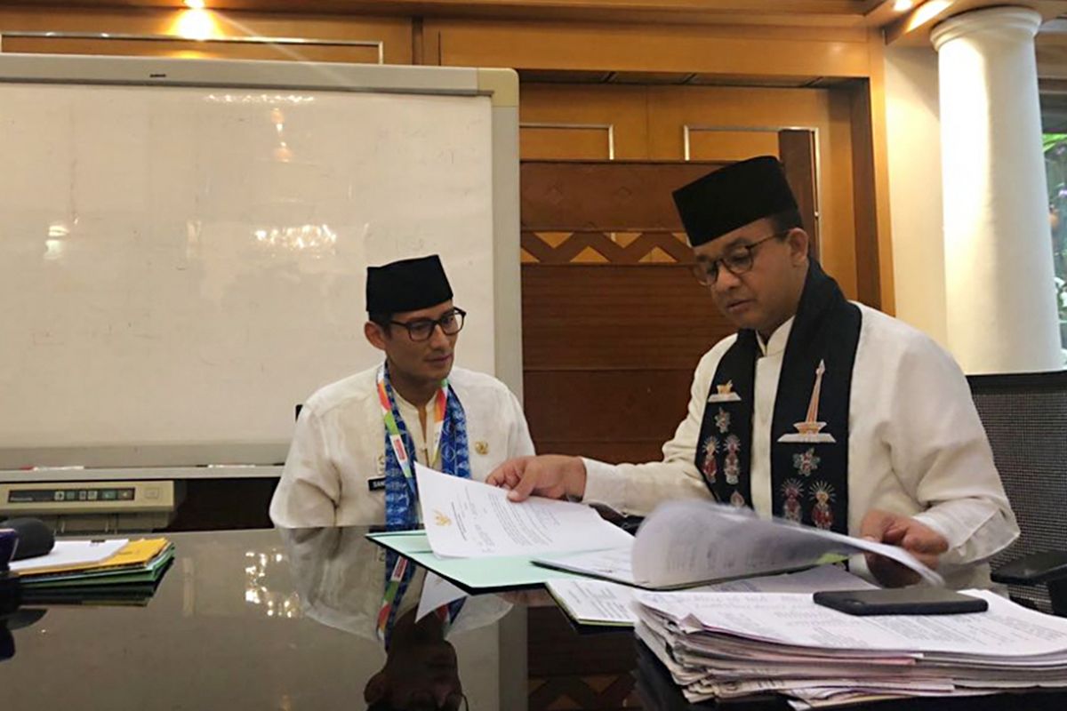 Wakil Gubernur DKI Jakarta Sandiaga Uno saat menyerahkan surat pengunduran diri ke Gubernur DKI Jakarta Anies Baswedan di Balai Kota DKI, Jumat (10/8/2018). Sandiaga Uno resmi mundur dari jabatannya sebagai Wakil Gubernur DKI Jakarta untuk menjadi bakal calon wakil presiden mendampingi bakal calon presiden Prabowo dalam Pilpres 2019.