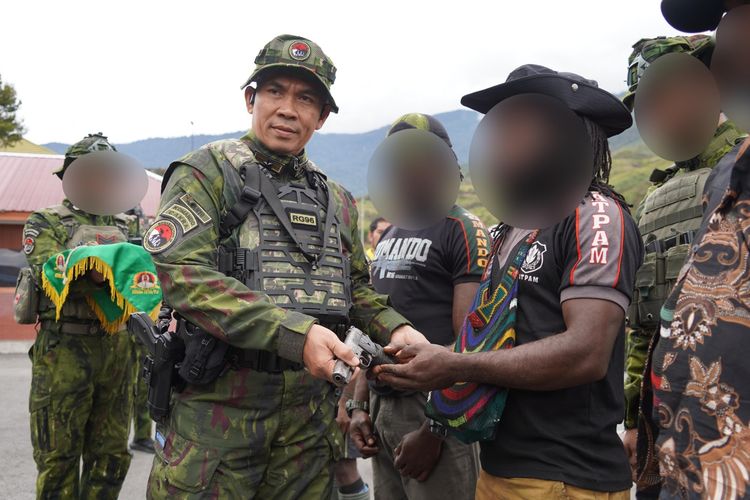 Kembali ke NKRI, 4 Anggota OPM Serahkan Senjata di Puncak Jaya