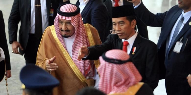 Suasana penyambutan Raja Arab Saudi terhadap Raja Arab Saudi Salman bin Abdulaziz al-Saud di teras Gedung Utama, Istana Bogor, Jawa Barat, Rabu (1/3/2017).