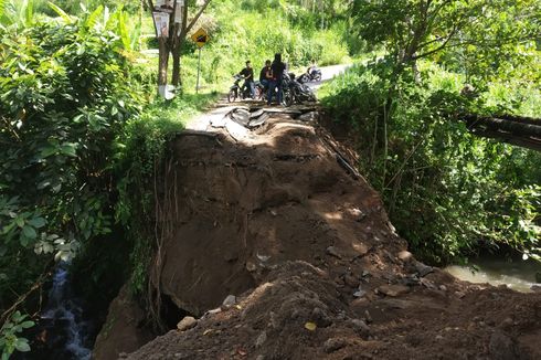 Jembatan Ambruk, Wisata Menuju Air Terjun Benang Stokel Lombok Tengah Terisolir