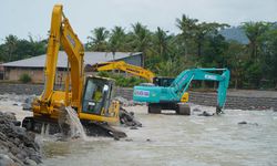 Banjir Bandang Hancurkan Pipa Air, Tanggul Darurat 3 Meter Tuntas Dibangun