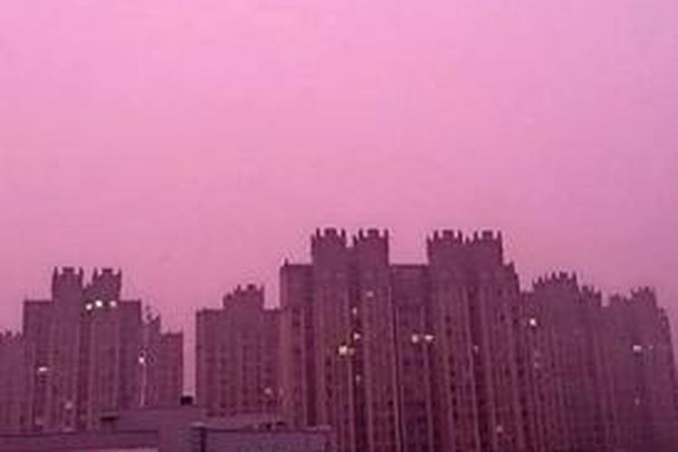 Langit Kota Nanjing terlihat berwarna pink akibat kabut asap tebal yang melanda kota itu