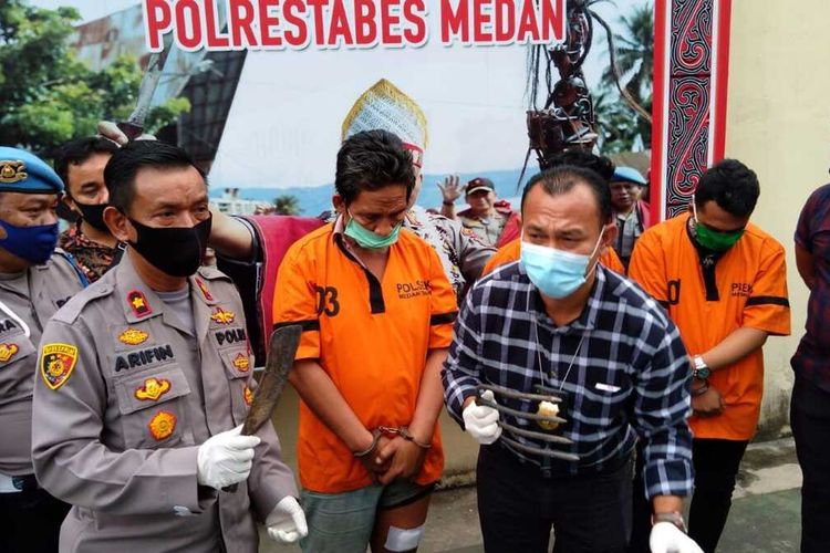 Jakop HS (48) mengaku reflek saat mengangkat garukan sampah ke arah polisi yang akan menangkapnya. Mantan polisi ini ditangkap polisi pada Jumat (3/7/2020) karena memakai sabu dengan 2 rekannya.