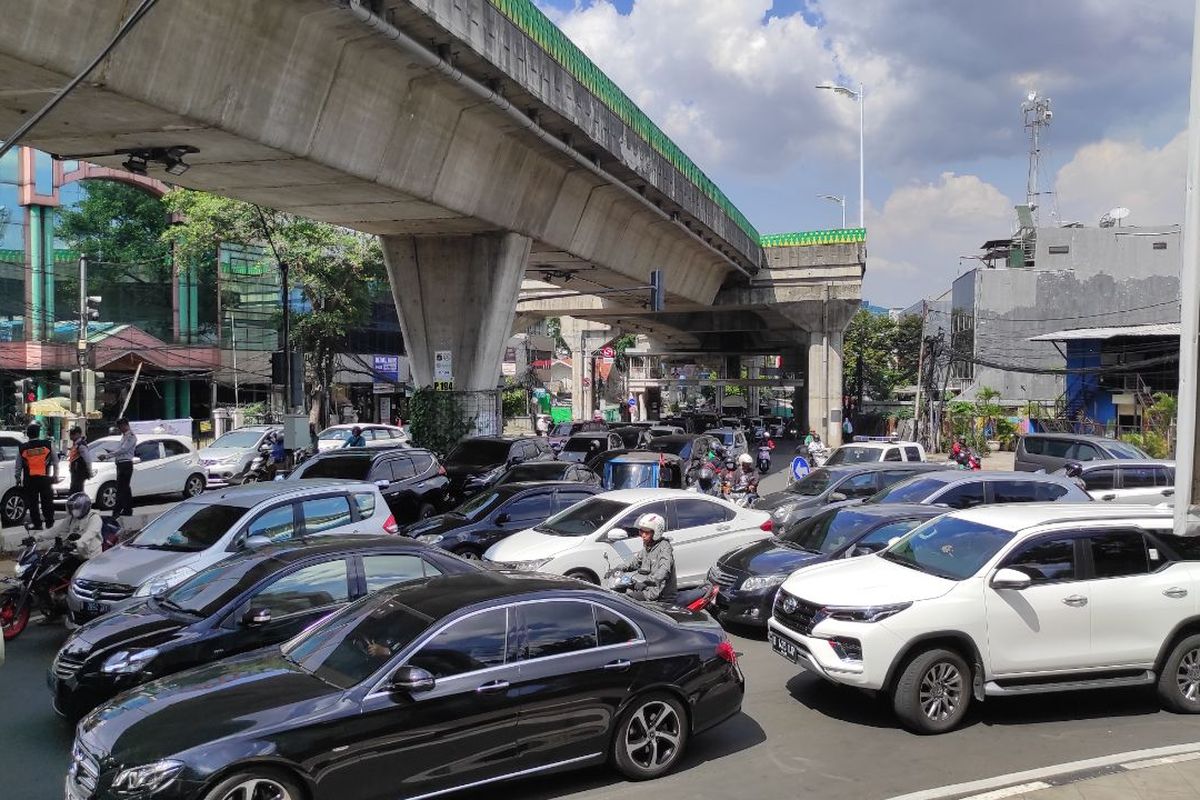 Kemacetan parah terjadi di kawasan Simpang Santa, Jakarta Selatan, Senin (17/4/2023). 