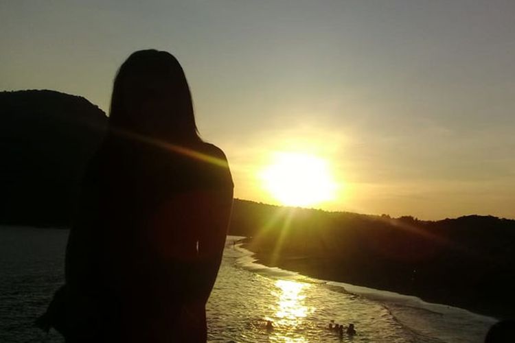 Menikmati matahari terbenam (sunset) di Pantai Ria, Kelurahan Kotaratu, Kecamatan Ende Utara, Kabupaten Ende, Nusa Tenggara Timur, Sabtu (9/2/2019).