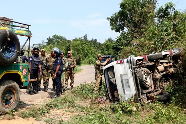 Polisi menyelidiki tempat kejadian penembakan yang menewaskan lima orang di Rangmati, Bangladesh, pada 4 Mei 2018.