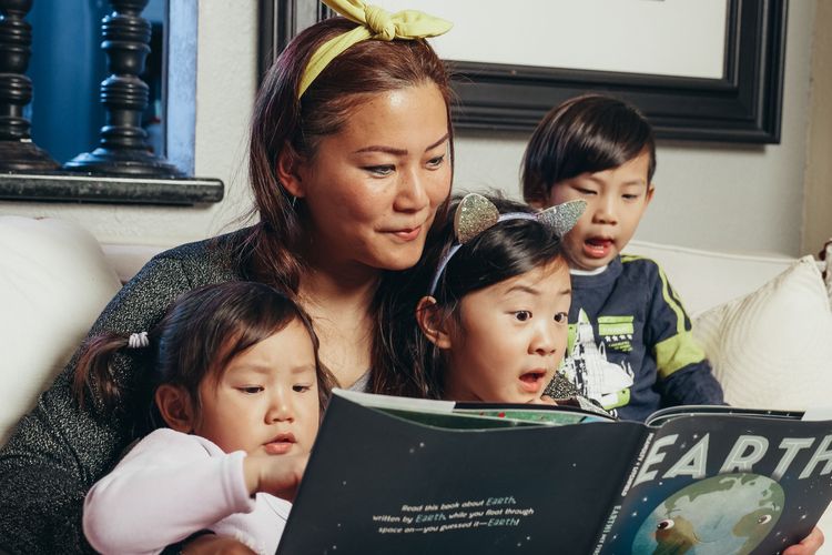 Bantu Perkembangan Bahasa Anak dengan Rajin Membacakan Buku