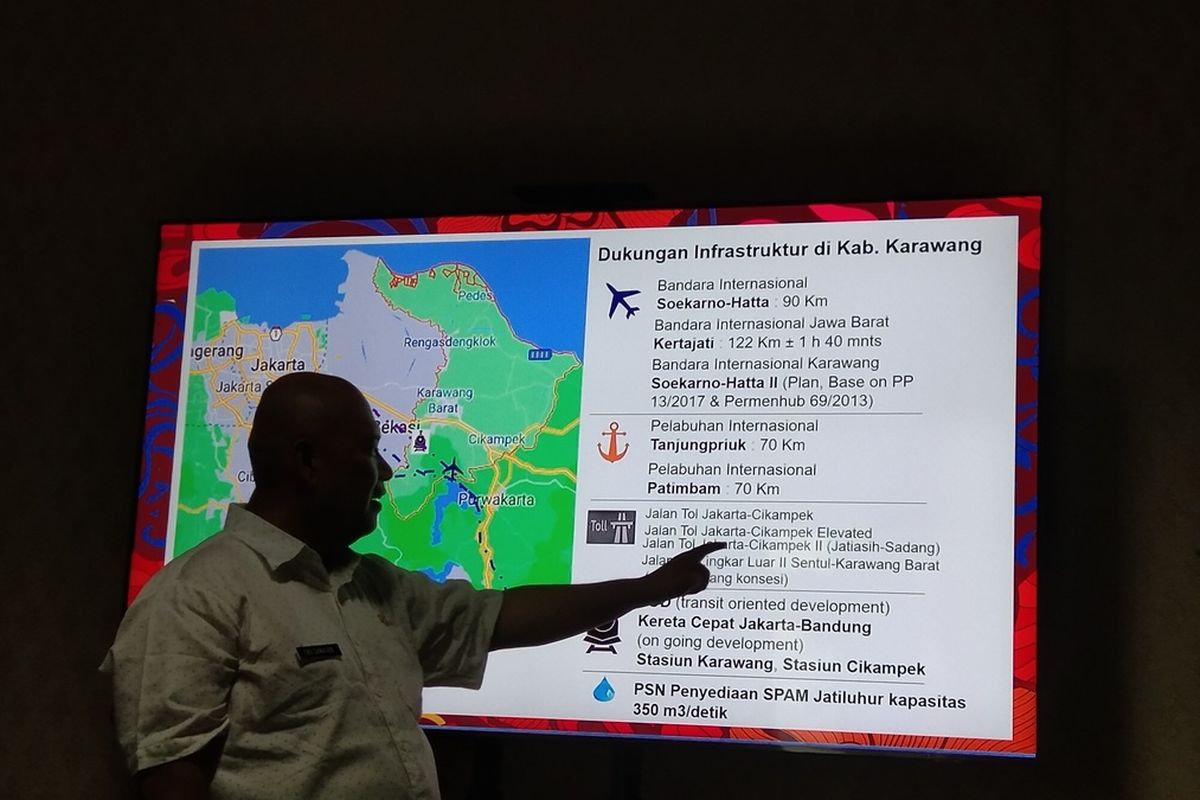 Kepala DPMPTSP Karawang Eka Sanatha saat menerangkan daya dukung investasi di Karwang, Kamis (3/11/2022).