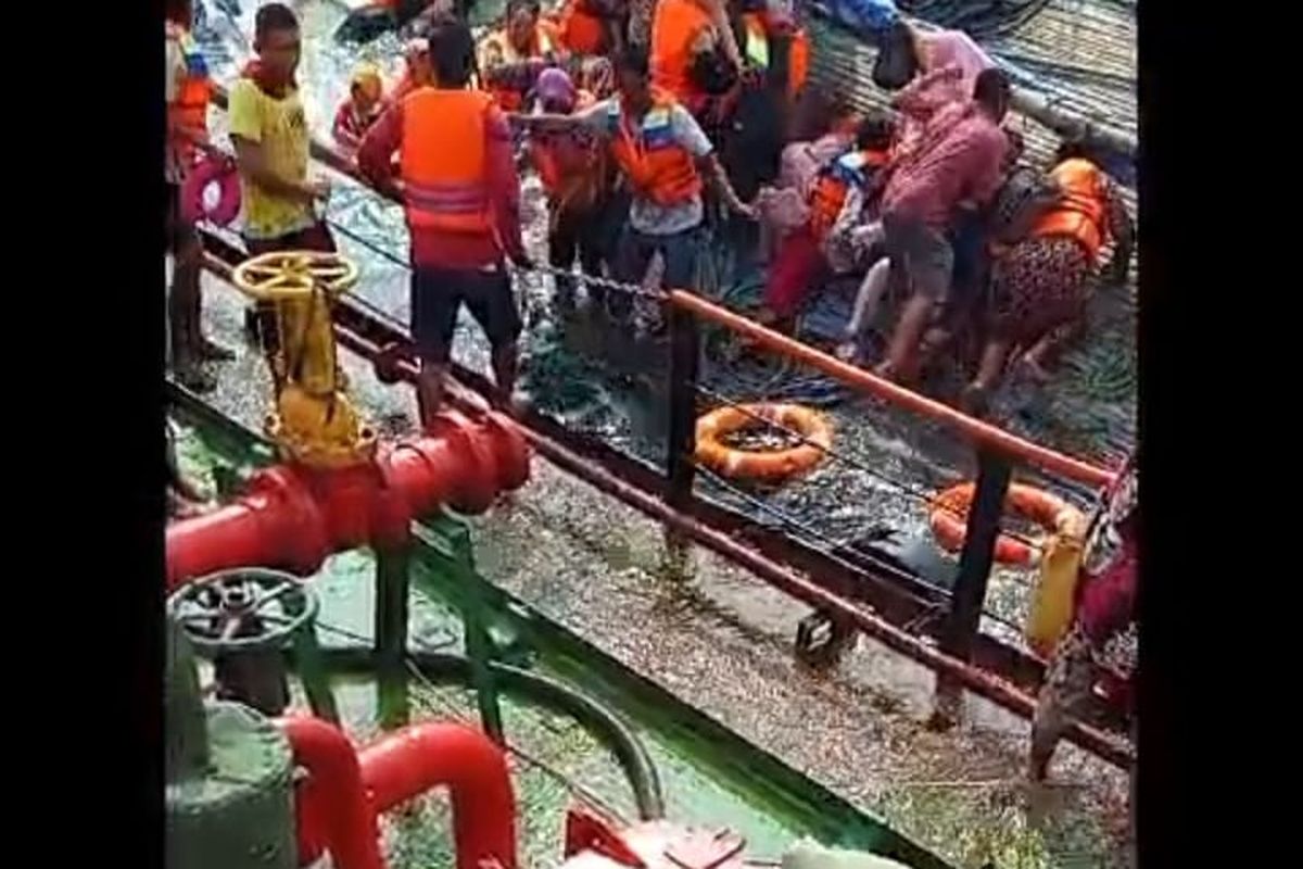 Screenshot video amatir proses pertolongan untuk KLM Fajar Lorena Safari dari kapal tanker Berlian. KLM Lorena karam pada Minggu (8/12/2024) saat dalam perjalanan dari Pelabuhan Sapudi menuju Pelabuhan Kalbut, Situbondo.