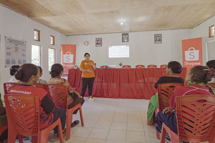 Trainer dari Shopee Indonesia saat menyampaikan materi pelatihan UMKM di Balai Desa Mata Wee Lima, Sumba Barat Daya.