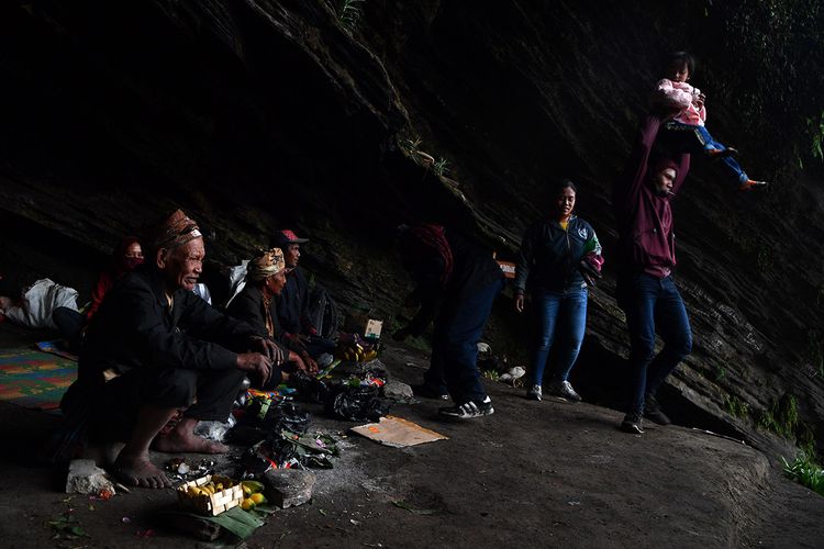 Masyarakat Suku Tengger melakukan ritual di depan dukun di Goa Widodaren  di kawasan Gunung Bromo, Probolinggo, Jawa Timur, Senin (6/7/2020). Ritual berdoa dan ambil air suci tersebut merupakan rangkaian  perayaan Yadnya Kasada bagi masyarakat Suku Tengger.