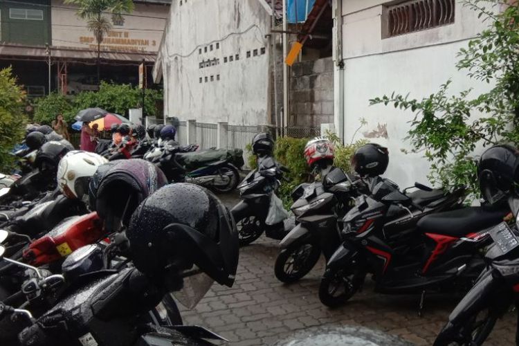 Motor peserta tes CPNS yang terprkir di lahan milik Arifin.