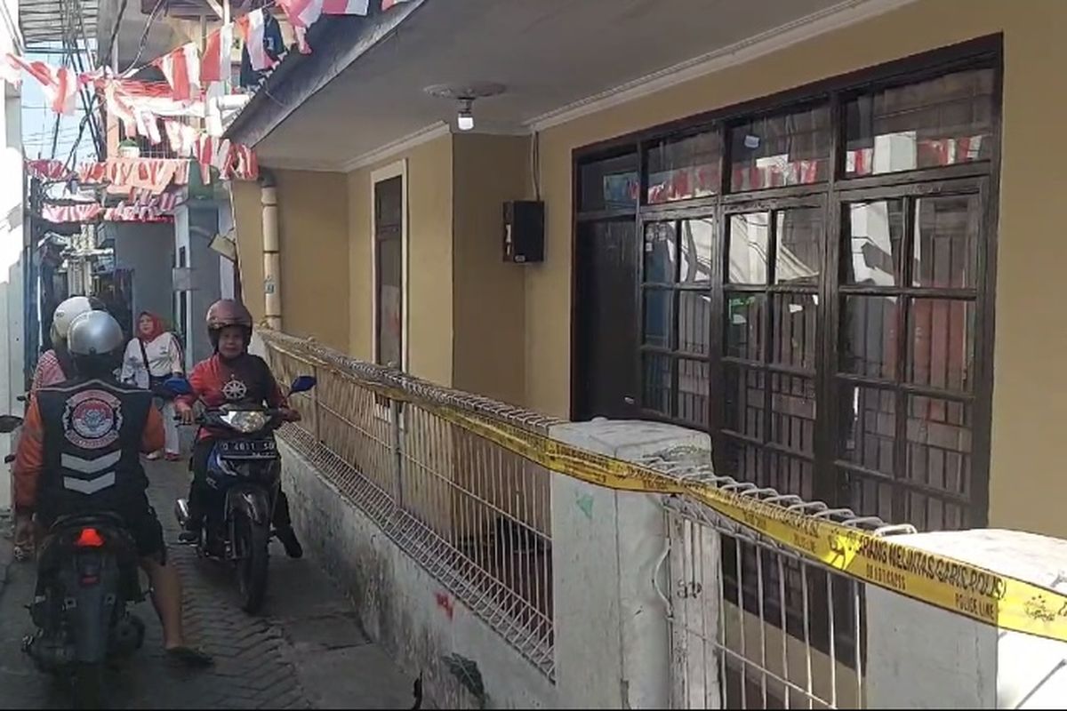 Sesosok mayat perempuan muda ditemukan di dalam sebuah rumah di Jalan Gang Karya Muda, Kampung Pojong Utara, RT 02 RW 04, Kelurahan Setiamanah, Kecamatan Cimahi Tengah, Kota Cimahi, Jawa Barat pada Selasa (13/8/2024) malam.