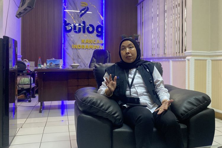 Pimpinan Bulog Cabang Indramayu, Sri Wahyuni saat ditemui di ruangannya perihal penundaan penyaluran bantuan sosial berupa beras dan minyak goreng gratis demi jaga kondusifitas Pilwu Serentak 2025, Selasa (2/12/2025)