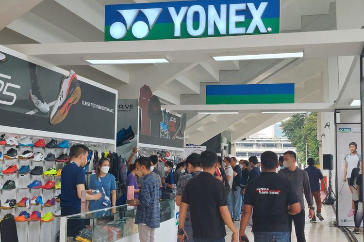 Suasana stan Yonex yang dikunjungi banyak penggemar pada final Indonesia Open 2022 di Istora Senayan, Jakarta, Minggu (19/6/2022). 