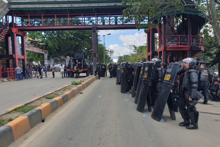 Pasukan Brimob tengah berjaga di depan Uncen yang tengah diduduki oleh Aliansi Mahasiswa Papua, Kota Jayapura, Papua, Senin (23/9/2019)