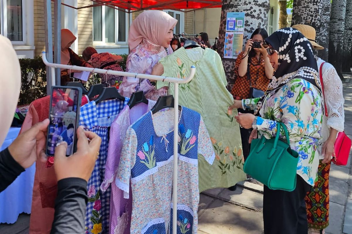 Ketua Dekranasda Kota Malang, Widayati saat berada dalam kegiatan Indonesia Fair di Beijing, Tiongkok. 