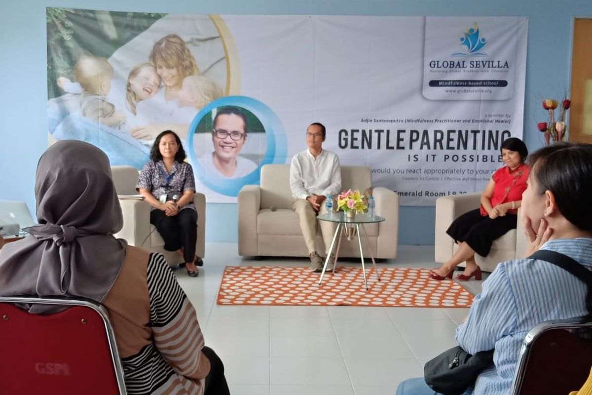 Adjie Santosoputro, Praktisi Mindfulness dalam Parenting Seminar yang digelar di Global Sevilla School, Kampus Puri Indah, Jakarta (8/10/2019).