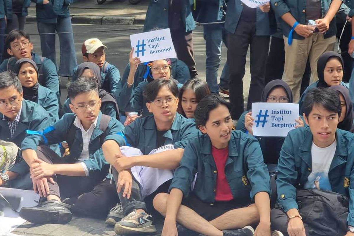 Sejumlah mahasiswa ITB berunjuk rasa di gedung Rektorat di Jalan Tamansari, Kota Bandung, Jawa Barat, Senin (29/1/2024) tolak bayar uang kuliah pakai pinjol.