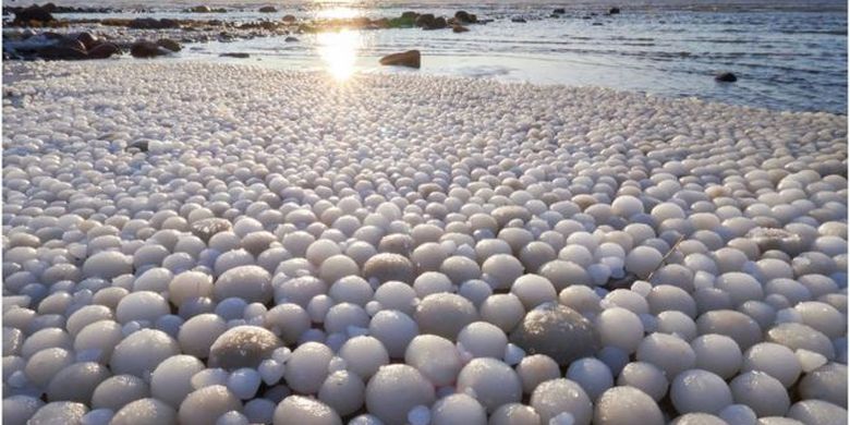 Fenomena telur es di Pulau Hailuoto, Finlandia.