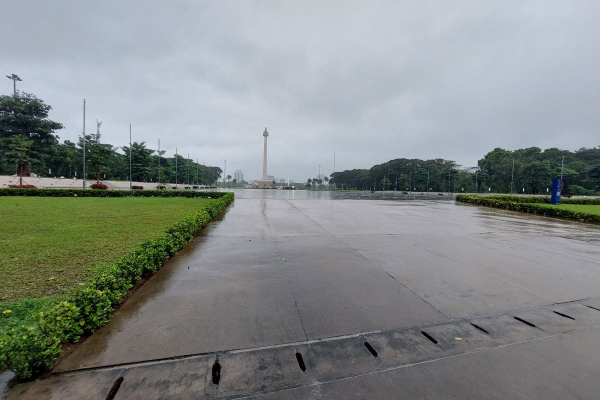 Suasana kawasan Monumen Nasional (Monas), Gambir, Jakarta Pusat, pada Minggu (1/1/2022) pagi.