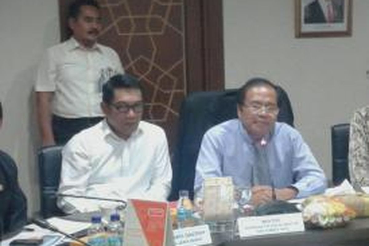 Menteri Koordinator Kemaritiman Rizal Ramli bersama Wali Kota Bandung Ridwan Kamil di Kantor Kementerian Koordinator Kemaritiman, Jakarta, Selasa (24/11/2015)