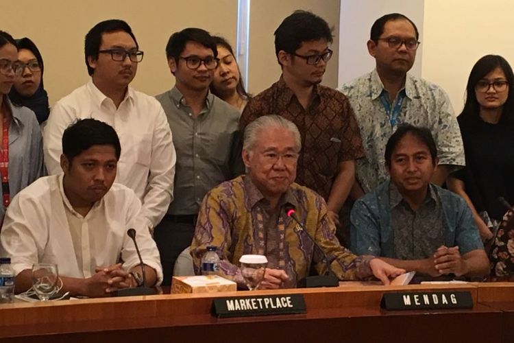 Menteri Perdagangan Enggartiasto Lukita bersama marketplace yang tergabung dalam Asosiasi E-Commerce Indonesia (idEA) usai rapat membahas produk UKM di kantor Kementerian Perdagangan, Jakarta Pusat, Kamis (22/2/2018).