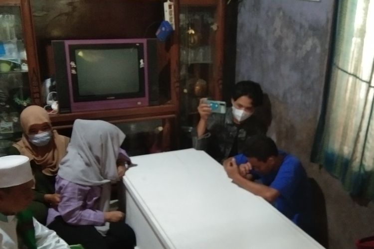 Keluarga salah satu korban meninggal akibat kebakaran pesantren di Karawang tengah berdoa, Selasa (22/2/2022).