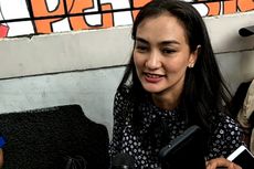 Atiqah Hasiholan Belajar Bergoyang demi Cinta Tak Pernah Sederhana