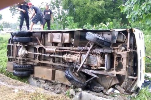 Bus Rombongan Mahasiswa UMK Terbalik, Sejumlah Penumpang Terluka